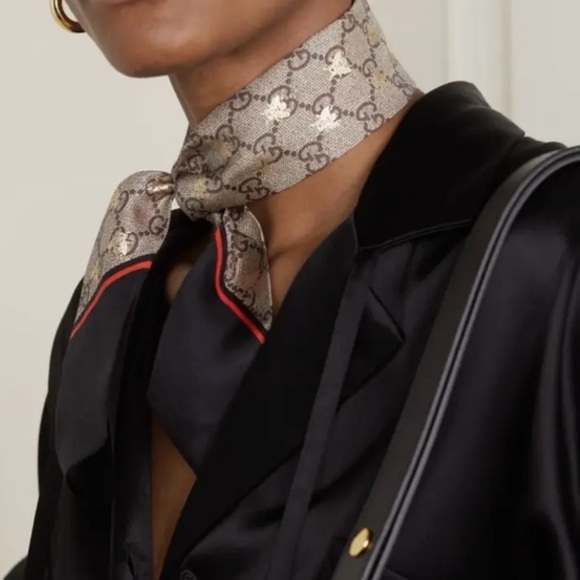 Gucci Silk Neck Bow Bee x GG Pattern Brown Beige Women's Fashion Scarf - Picture 2 of 6